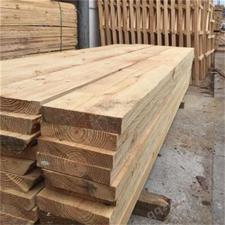 呈果木业 日照省心的建筑木方 松木木方 工地用工程木方批发 4x8木方